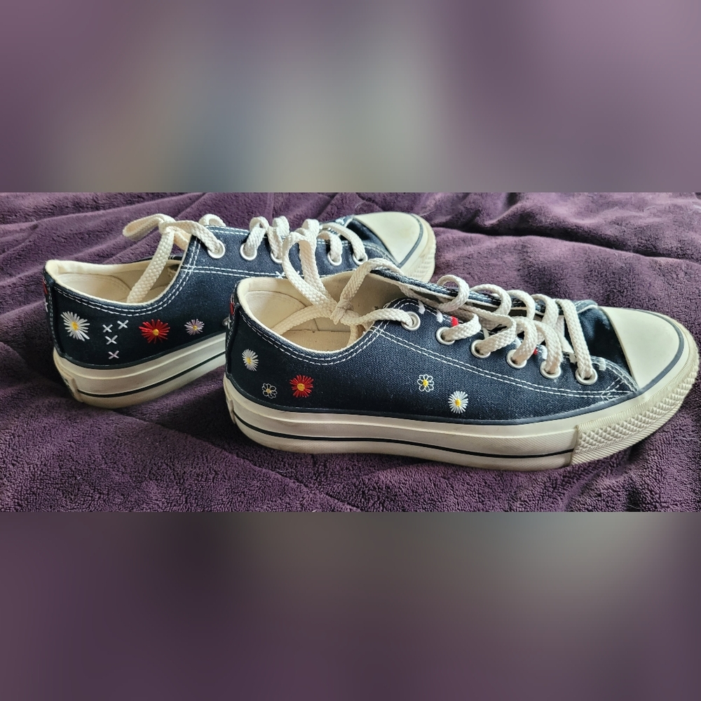 Women's Converse Chuck Taylor All Star Lift Low Daisy Embroidery Size 8.5